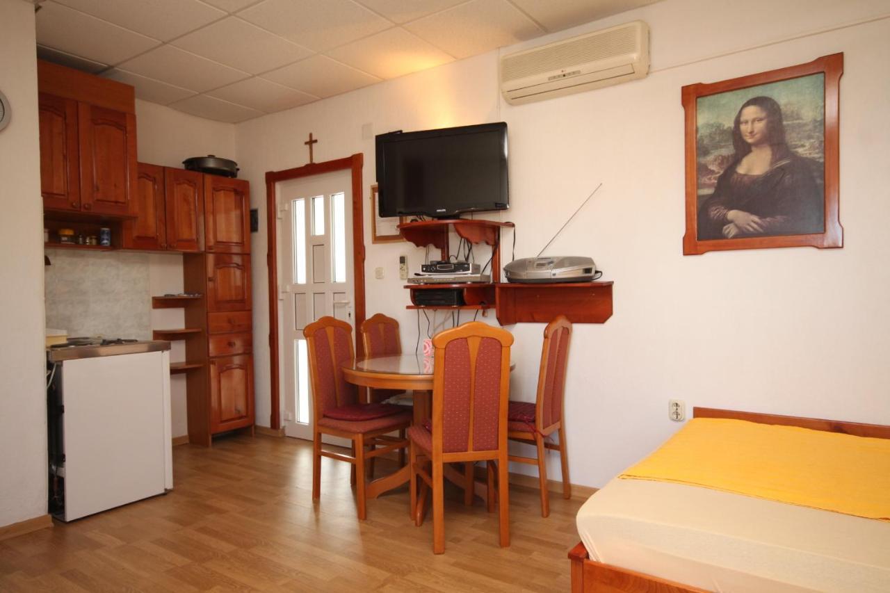 Apartments With A Parking Space Preko, Ugljan - 8224 Екстер'єр фото